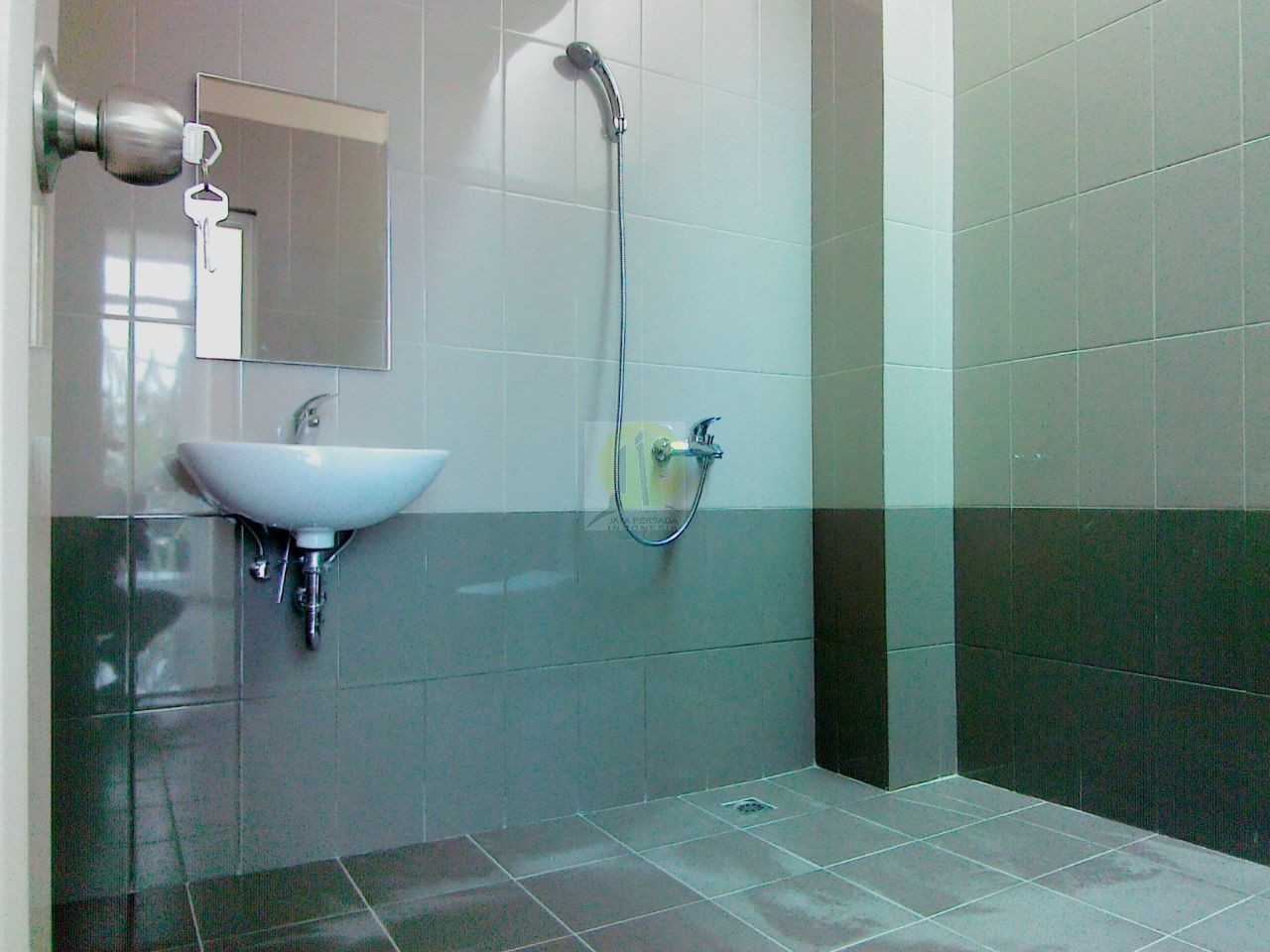 Kamar Mandi Rumah Cluster di Bintaro.jpg