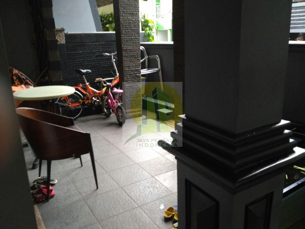 Teras belakang rumah dijual di jatikramat.jpg