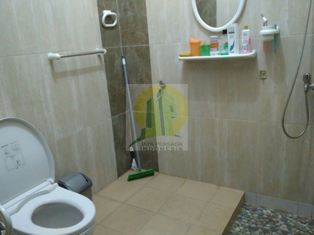 Kamar mandi rumah dijual di jatikramat.jpg