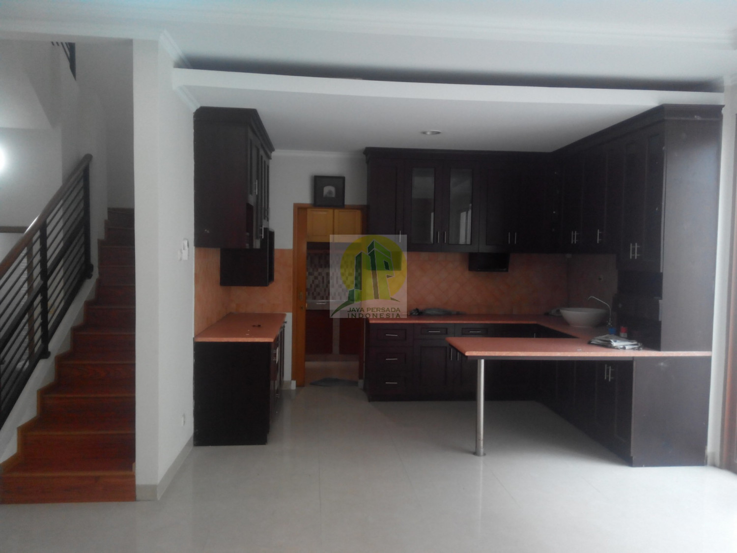 dapur bersih dan tangga ke lantai 2 rumah dijual di taman bromo karawaci.jpg