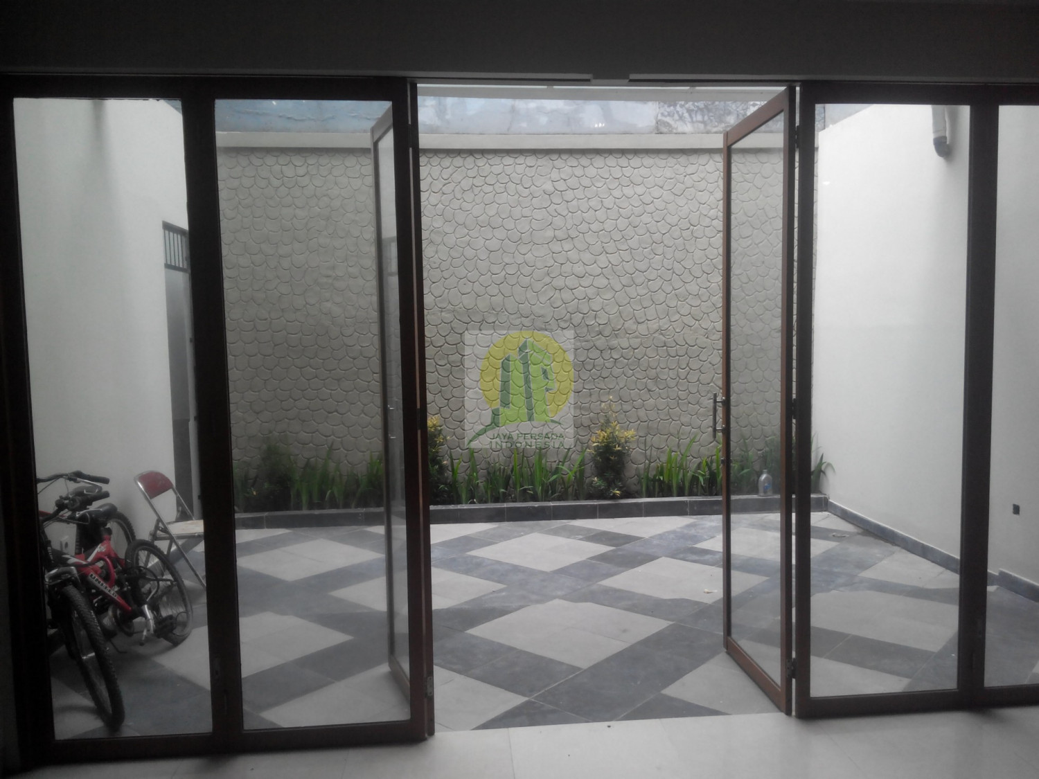 halaman belakang diberi partisi kaca rumah dijual di taman bromo karawaci.jpg