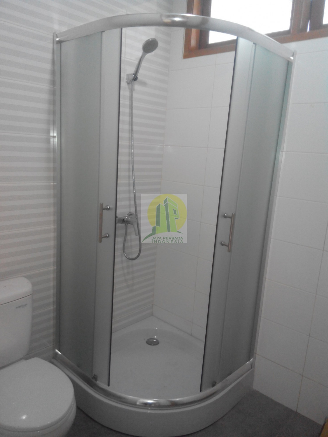 kamar mandi di dalam kamar tidur utama rumah dijual di taman bromo lippo karawaci.jpg