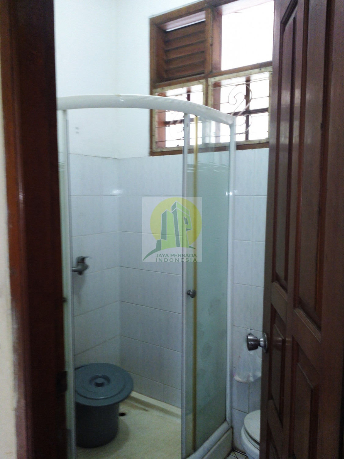 kamar mandi belakang di ruang keluarga rumah dijual di cipayung.jpg