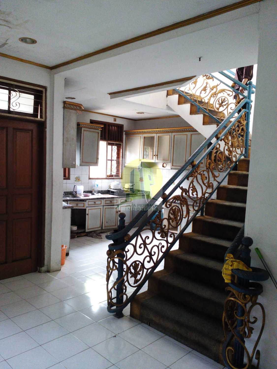 dapur dan akses tangga ke lantai 2 rumah dijual di cipayung.jpg