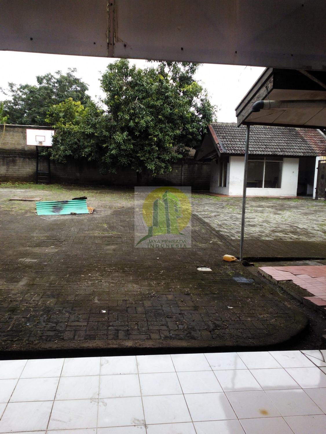 halaman luas muat 20 mobil di bagian tengah rumah dijual di cipayung.jpg