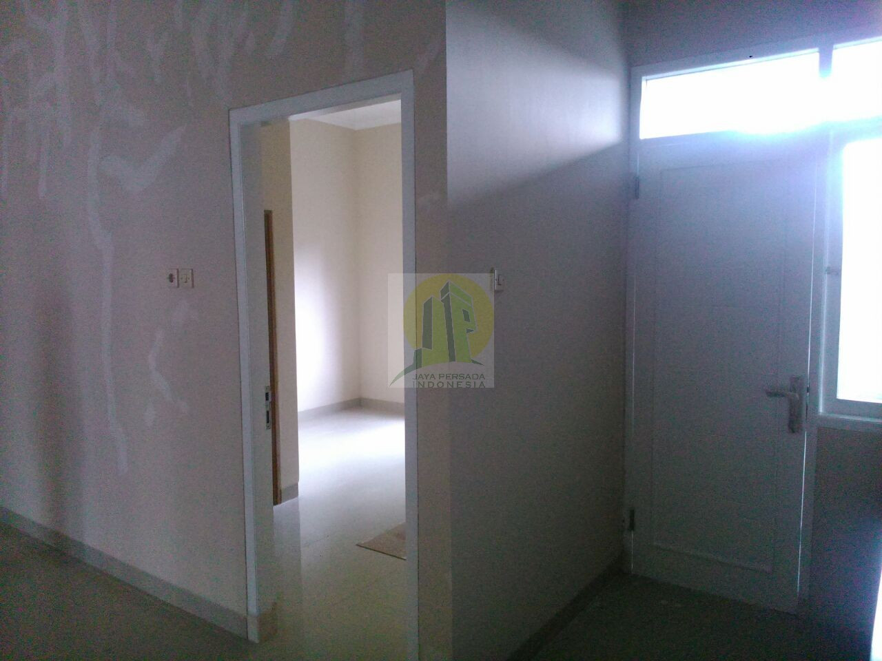 Ruangan dalam rumah cluster minimalis di lubang buaya.jpg