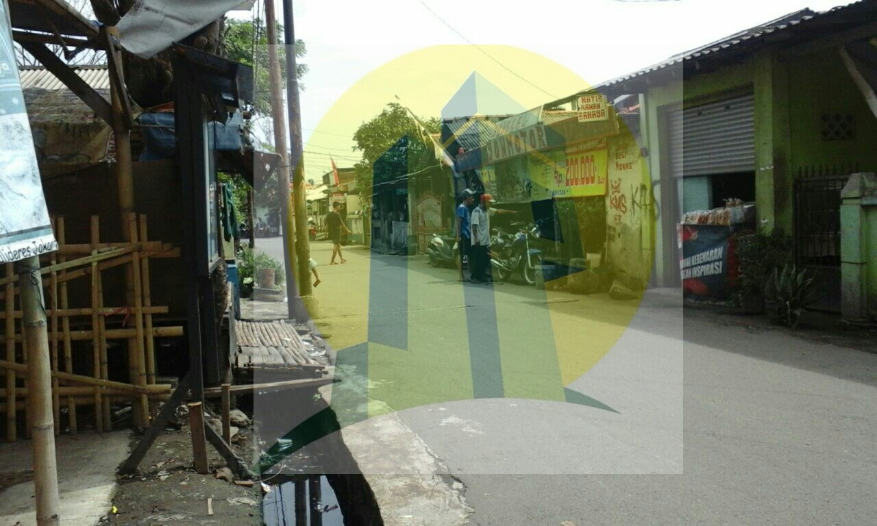 Akses Jalan Tanah dan Rumah Lama di Kalideres