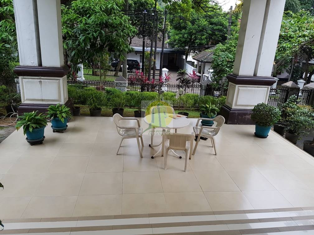 Teras Depan Rumah Mewah dan Luas di Halimun Bogor