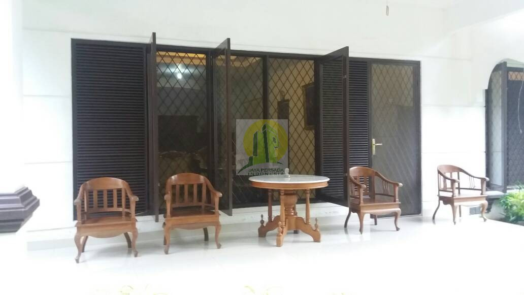 Teras Belakang Rumah Mewah di Halimun Bogor