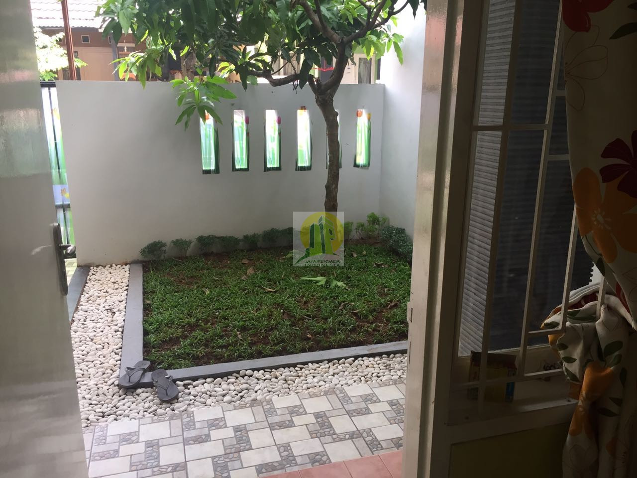 Taman Kecil Rumah Minimalis Cantik di Villa Taman Melati Depok.jpg