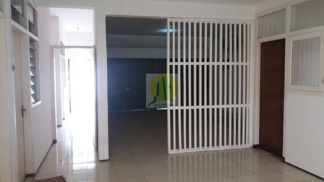 Garasi dan Kamar Pembantu Rumah Mewah disewakan di kemang Jaksel.jpg