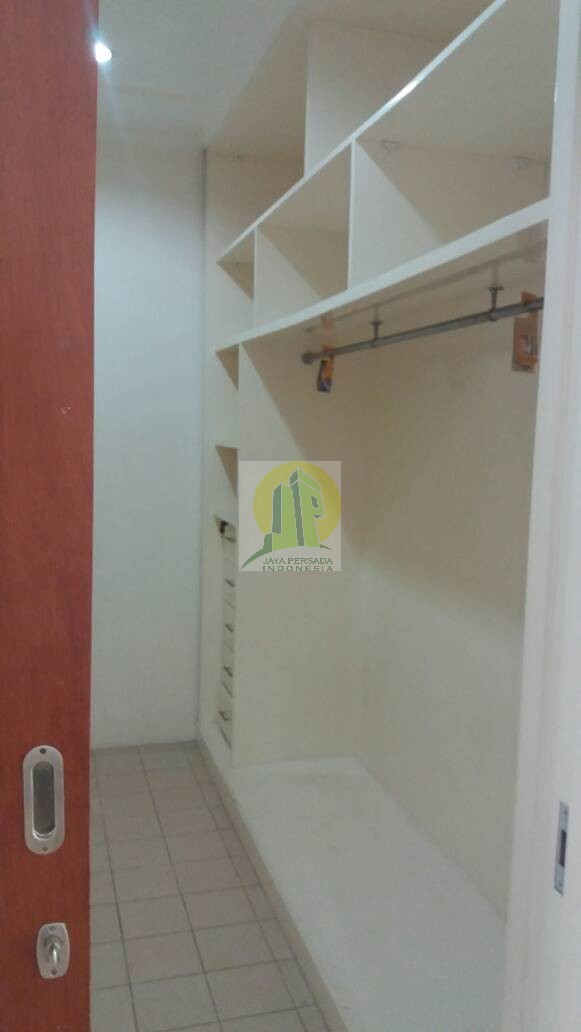 Lemari Baju Utama Rumah Mewah disewakan di kemang Jaksel.jpg