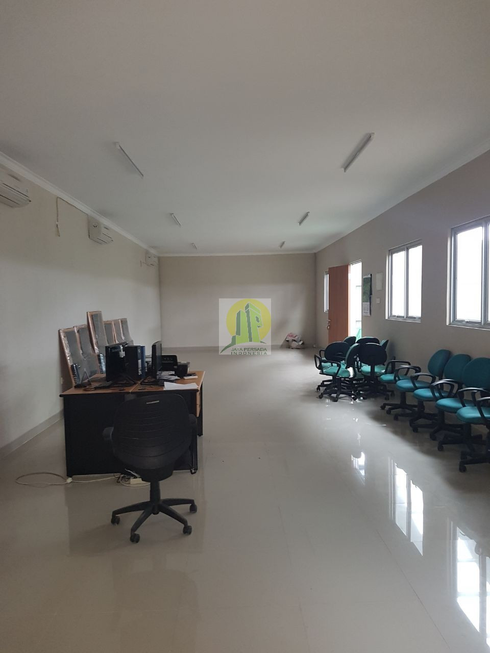 Ruang Kantor Gudang Baru di Narogong Bogor.jpg