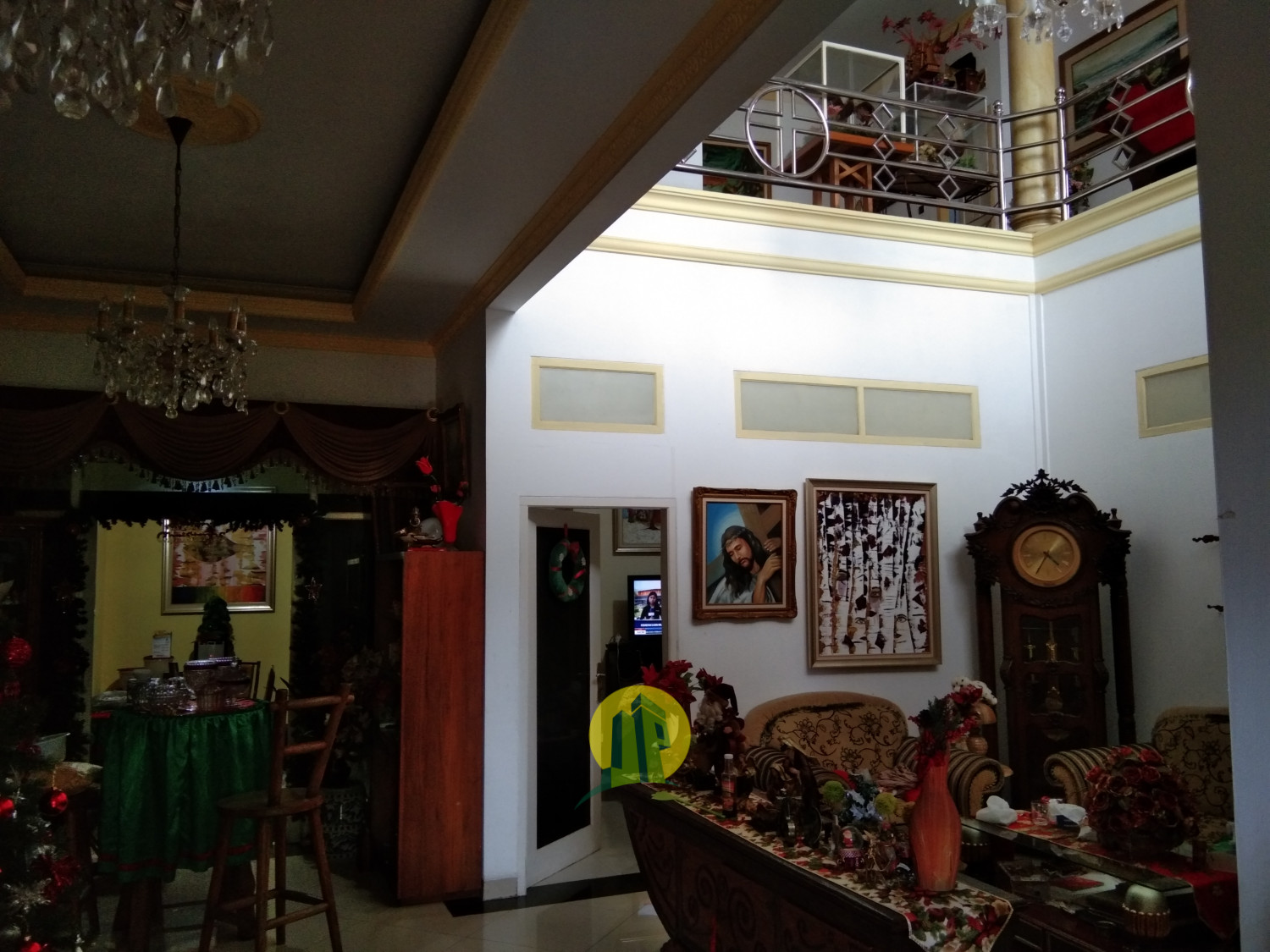 ruang tamu Rumah mewah lokasi Strategis di Rangkapan Jaya