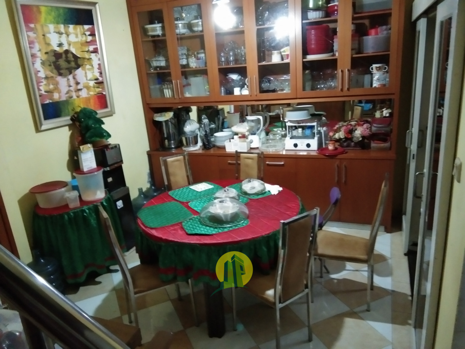 ruang keluarga Rumah mewah lokasi Strategis di Rangkapan Jaya