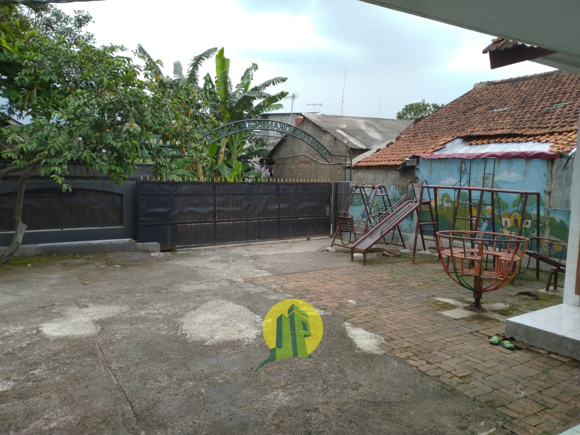 Halaman Depan Rumah Second di Tapos Depok