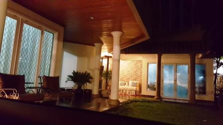 suasana malam di teras