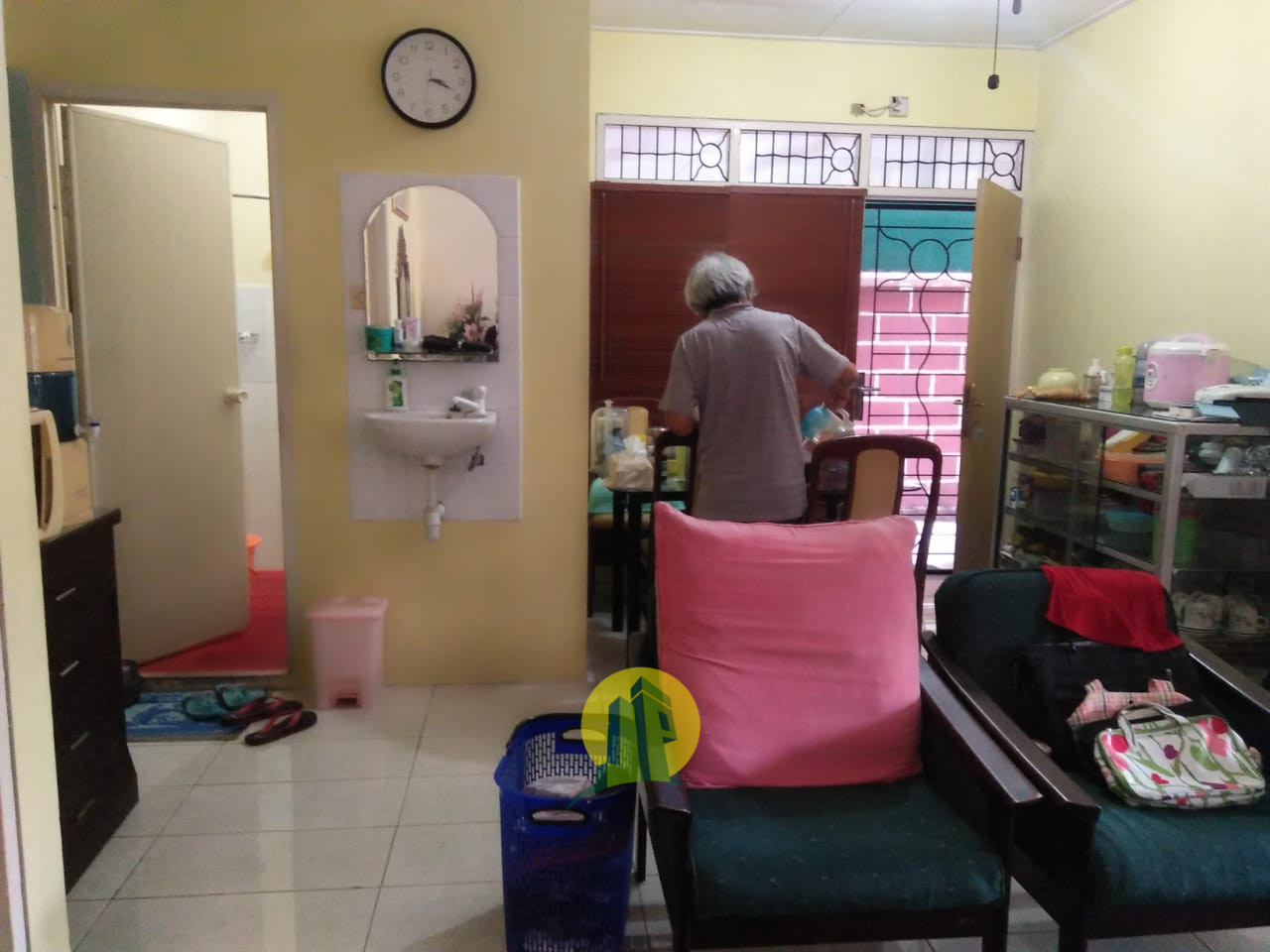 Ruang Tengah Rumah Asri Siap Huni di Serua Ciputat