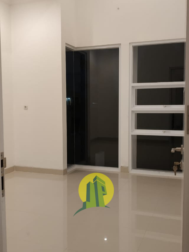 kamar tidur rumah di dekat pondok kelapa