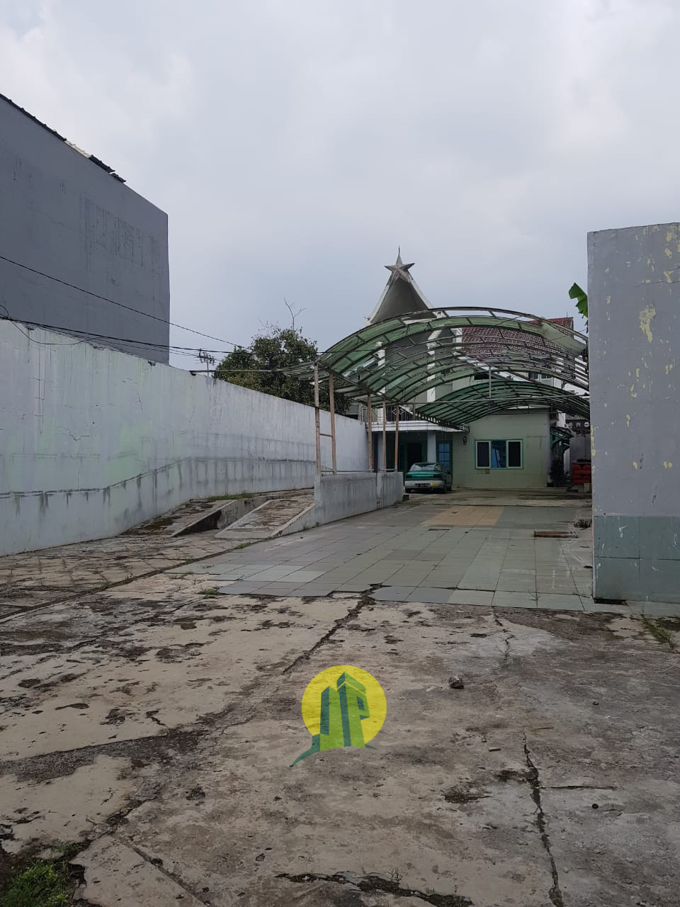 Rumah dengan Tanah Luas di Jakarta Timur