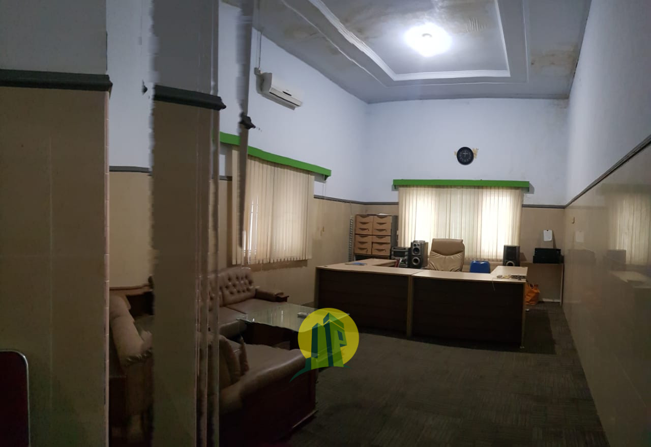 Rumah dengan Tanah Luas di Jakarta Timur