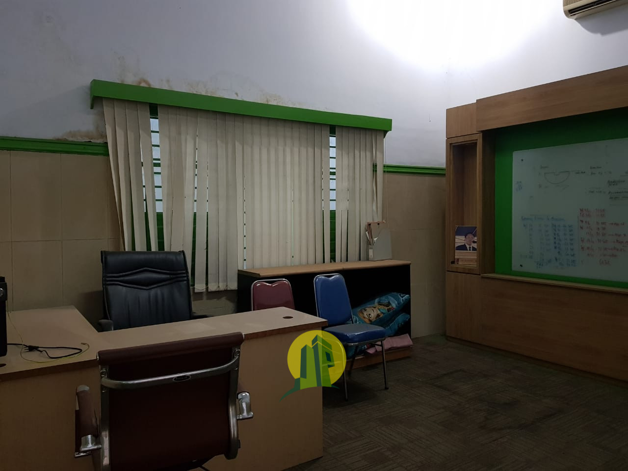 Rumah dengan Tanah Luas di Jakarta Timur