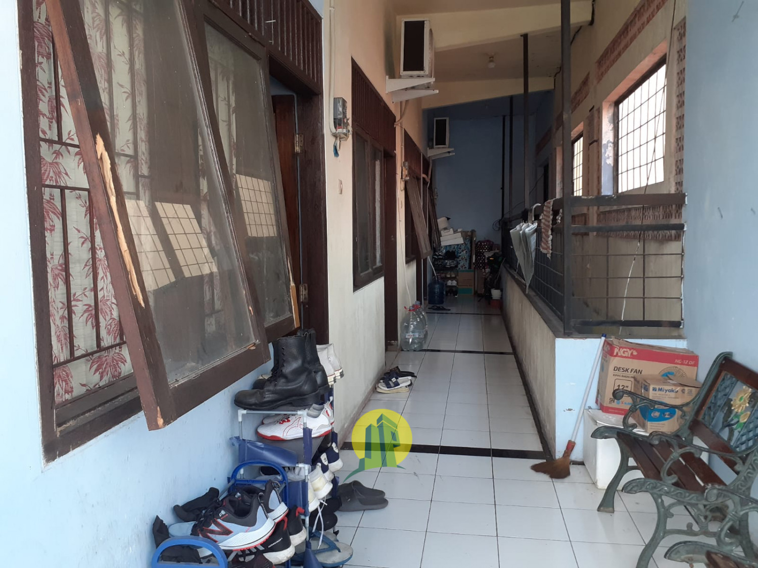selasar setiap unit kontrakan