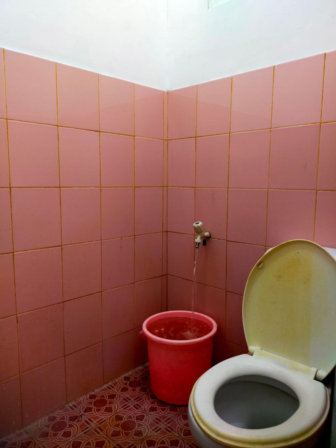 toilet rmh siap huni di villa gading harapan.jpeg