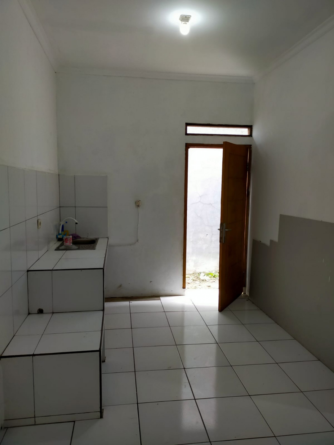 dapur tampak samp rmh siap huni di villa gading harapan.jpeg