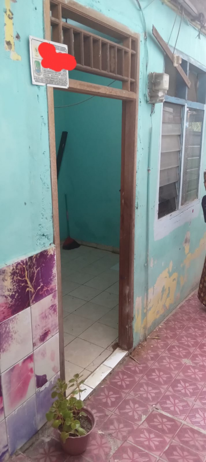 pintu dpn rmh second di pondok kelapa.jpeg