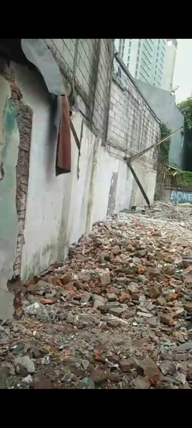 tampak sisi kiri tnh strategis di jaksel.jpeg