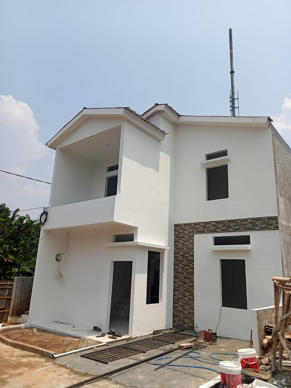 tampak depan rumah mewah 2lt di tapos depok.jpeg